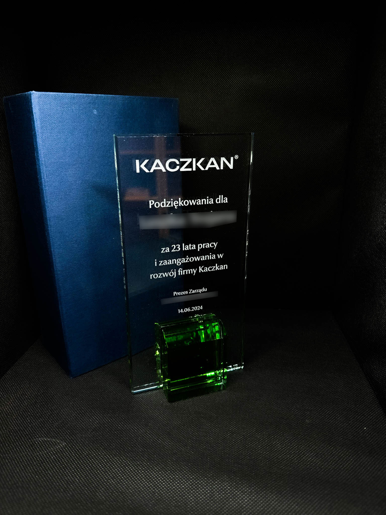 unnamed-3-2.jpg Szklana statuetka Emerald + etui - obrazek 1